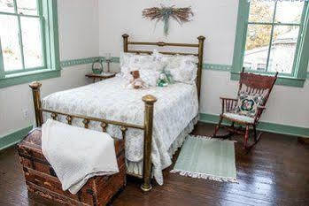Corner George Inn Bed & Breakfast (Adults Only) Maeystown ภายนอก รูปภาพ