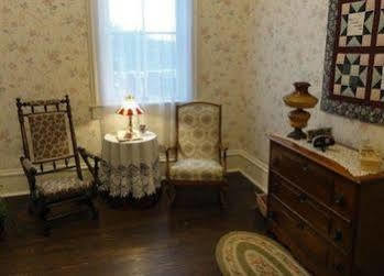 Corner George Inn Bed & Breakfast (Adults Only) Maeystown ภายนอก รูปภาพ