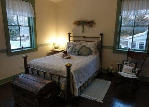 Corner George Inn Bed & Breakfast (Adults Only) Maeystown ภายนอก รูปภาพ